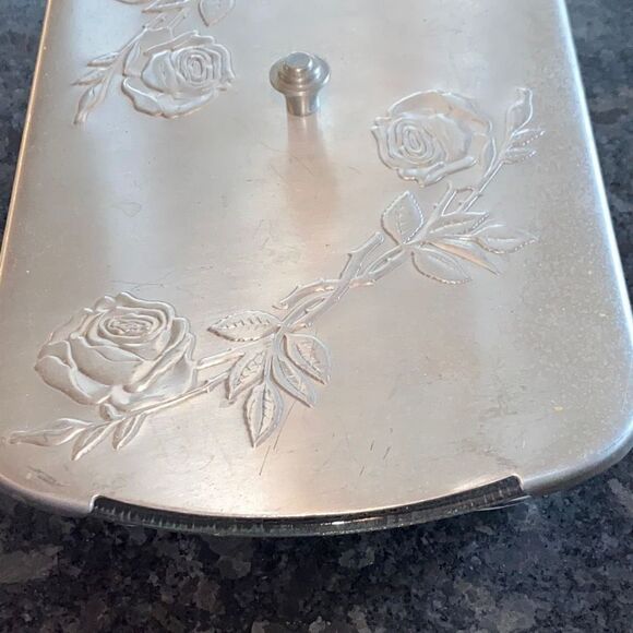 Vintage Roses Embossed Aluminum 2.5 Qt Covered Casserole - Picture 6 of 12